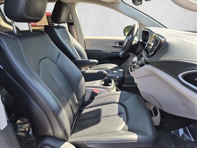 Used 2024 Chrysler Pacifica Limited FWD image 21