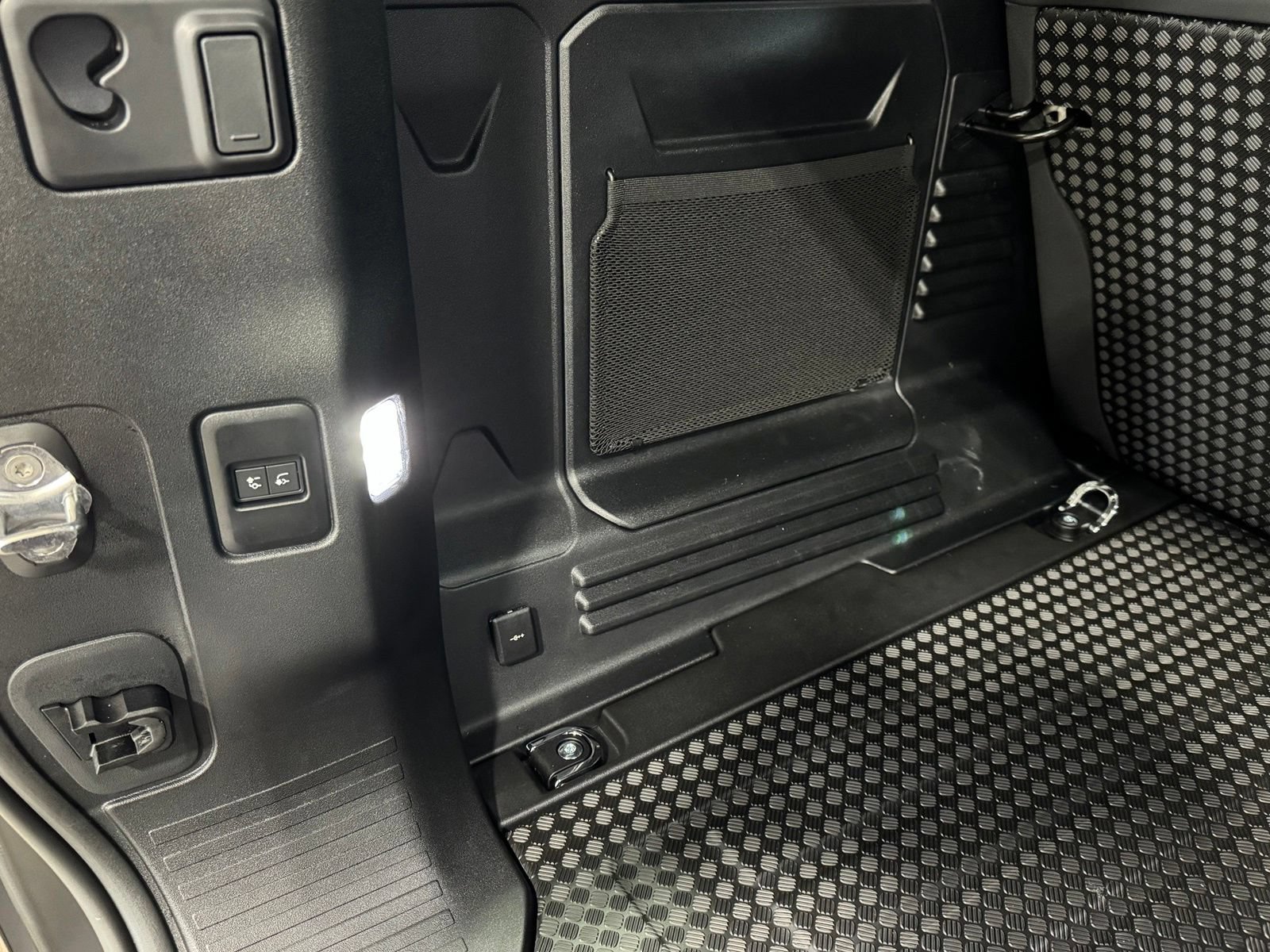 New 2026 Land Rover Defender 110 X-Dynamic SE AWD/4WD image 42