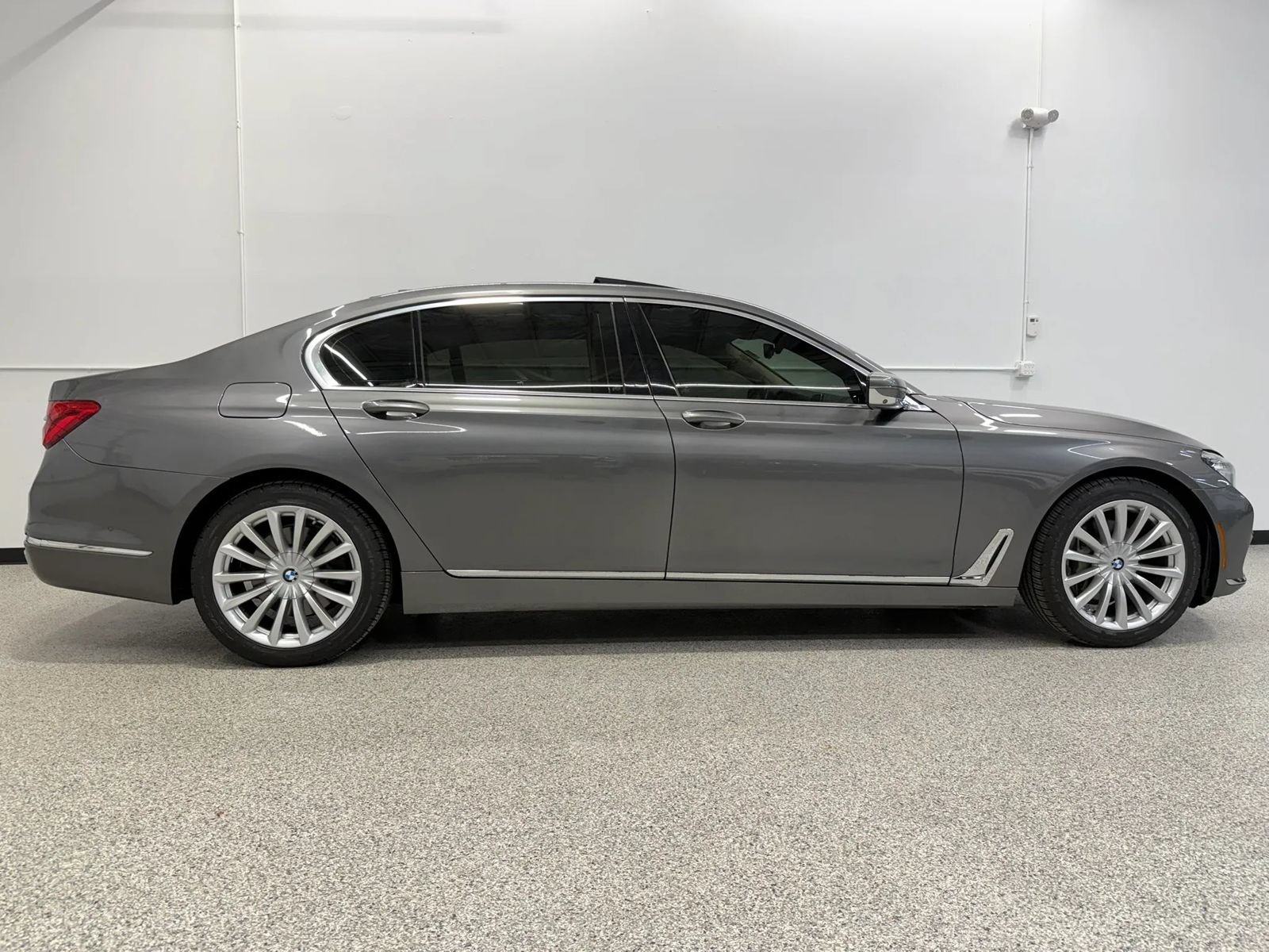 Used 2017 BMW 740i xDrive AWD/4WD image 13