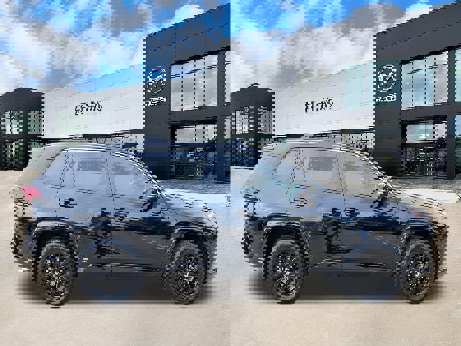 Used 2024 Toyota RAV4 SE image 5