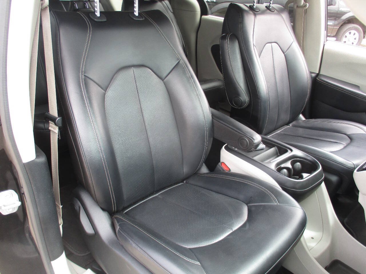 Used 2020 Chrysler Voyager Lxi FWD image 18