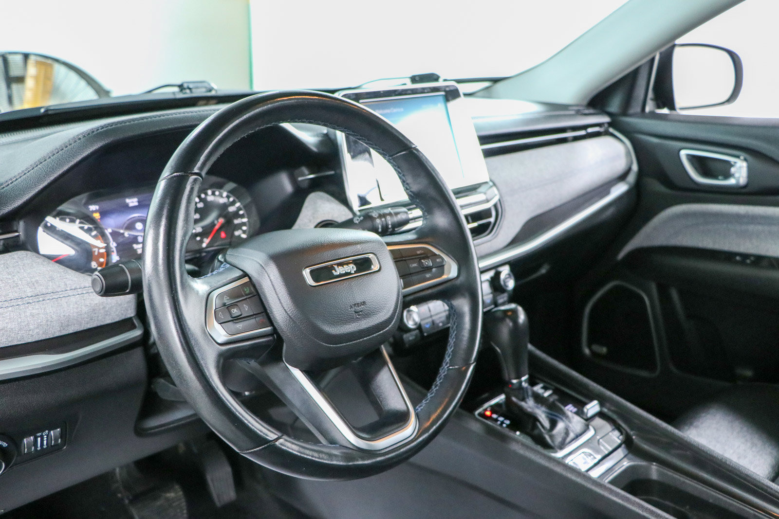 Used 2022 Jeep Compass Latitude w/ Sun and Sound Group AWD/4WD image 24