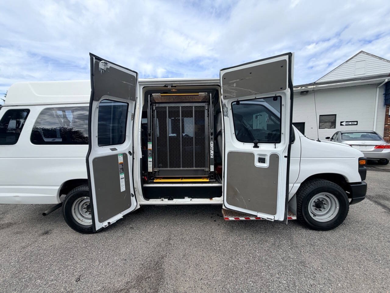 Used 2014 Ford E-250 and Econoline 250 Extended w/ Power Group RWD image 60