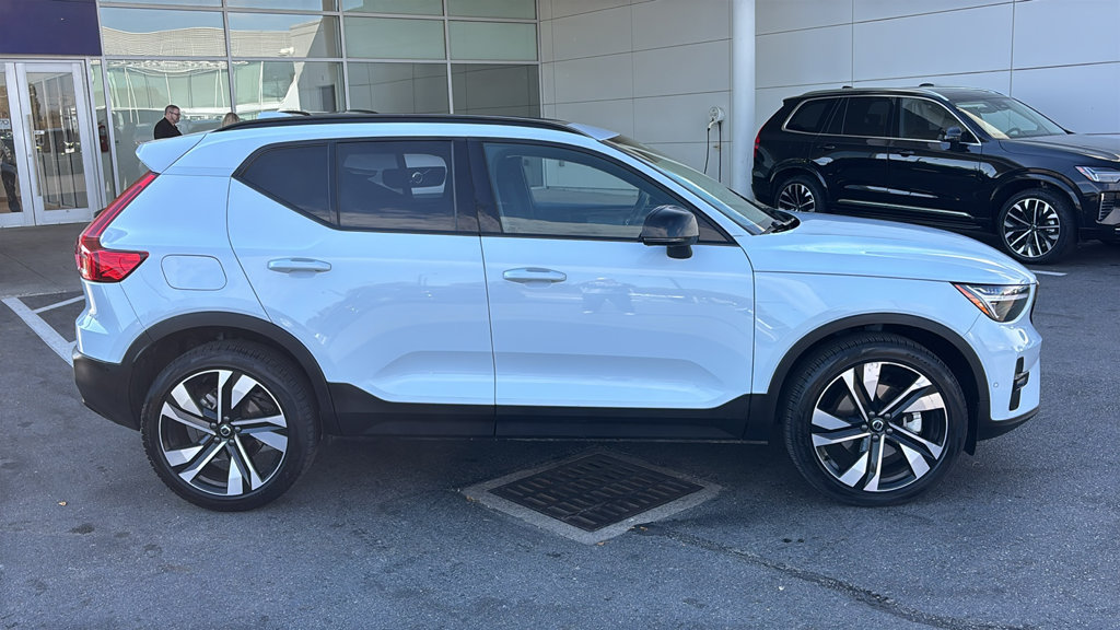 Certified 2026 Volvo XC40 B5 Plus AWD/4WD image 28