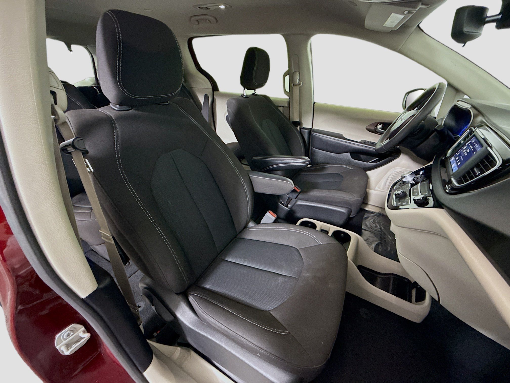 Used 2023 Chrysler Voyager LX FWD image 29