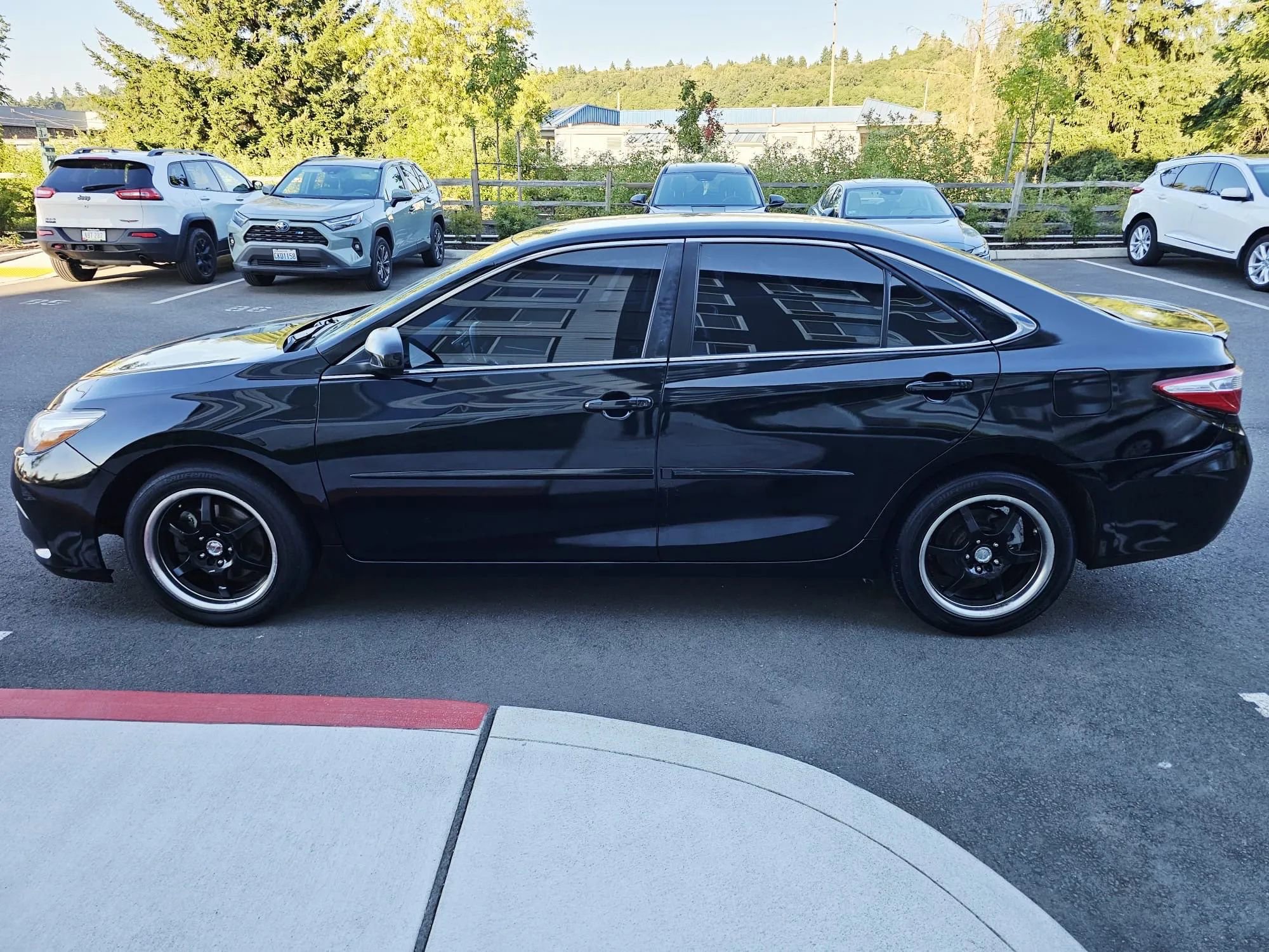 Used 2015 Toyota Camry SE image 2