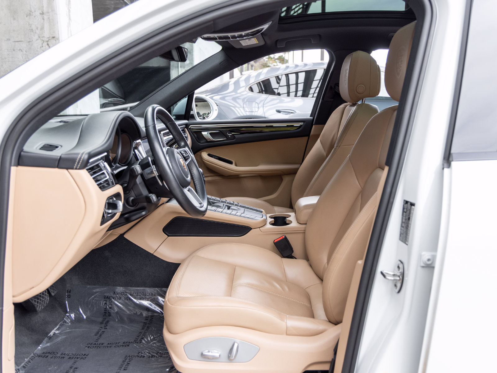 Certified 2021 Porsche Macan AWD/4WD image 30