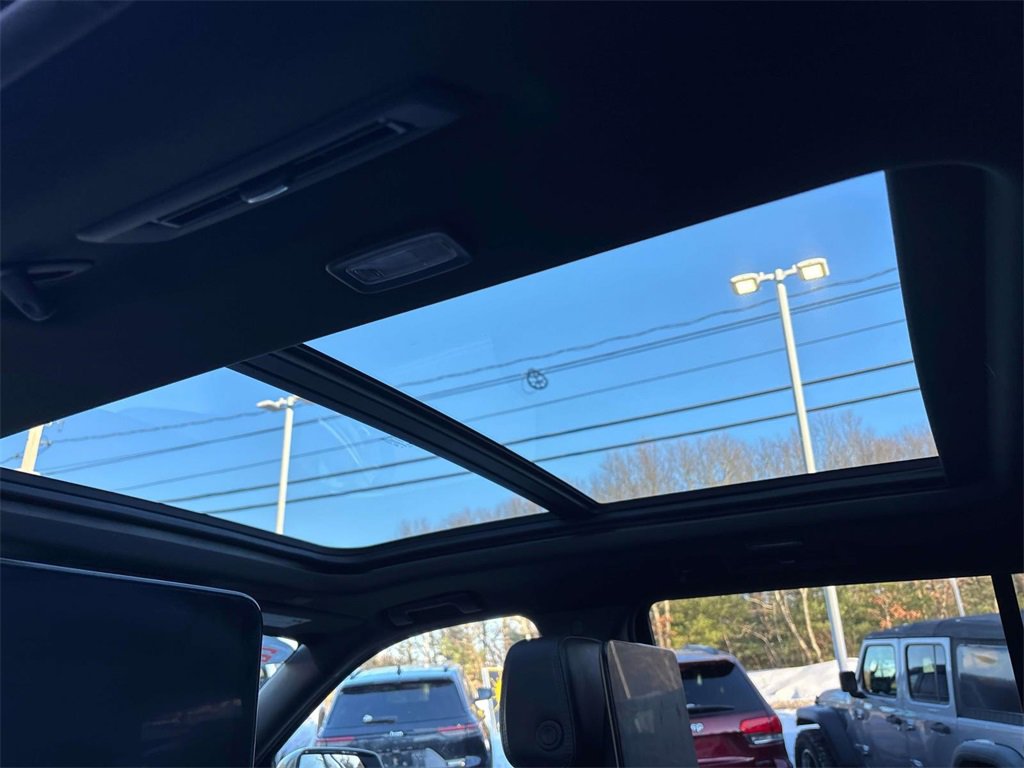 Used 2024 GMC Yukon Denali w/ Denali Reserve Package image 10