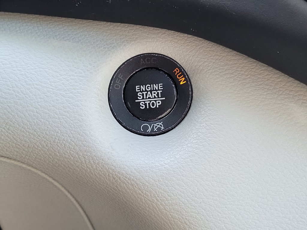 Used 2019 Jeep Cherokee Overland w/ Technology Group AWD/4WD image 28