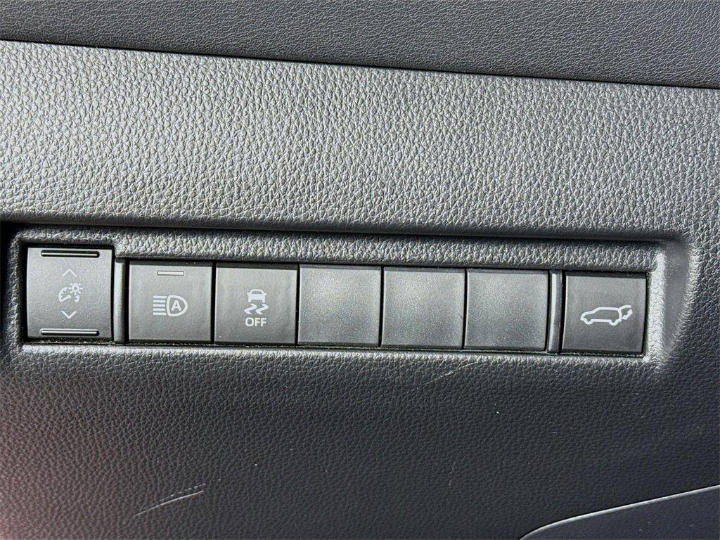 Used 2023 Toyota Venza Nightshade image 11