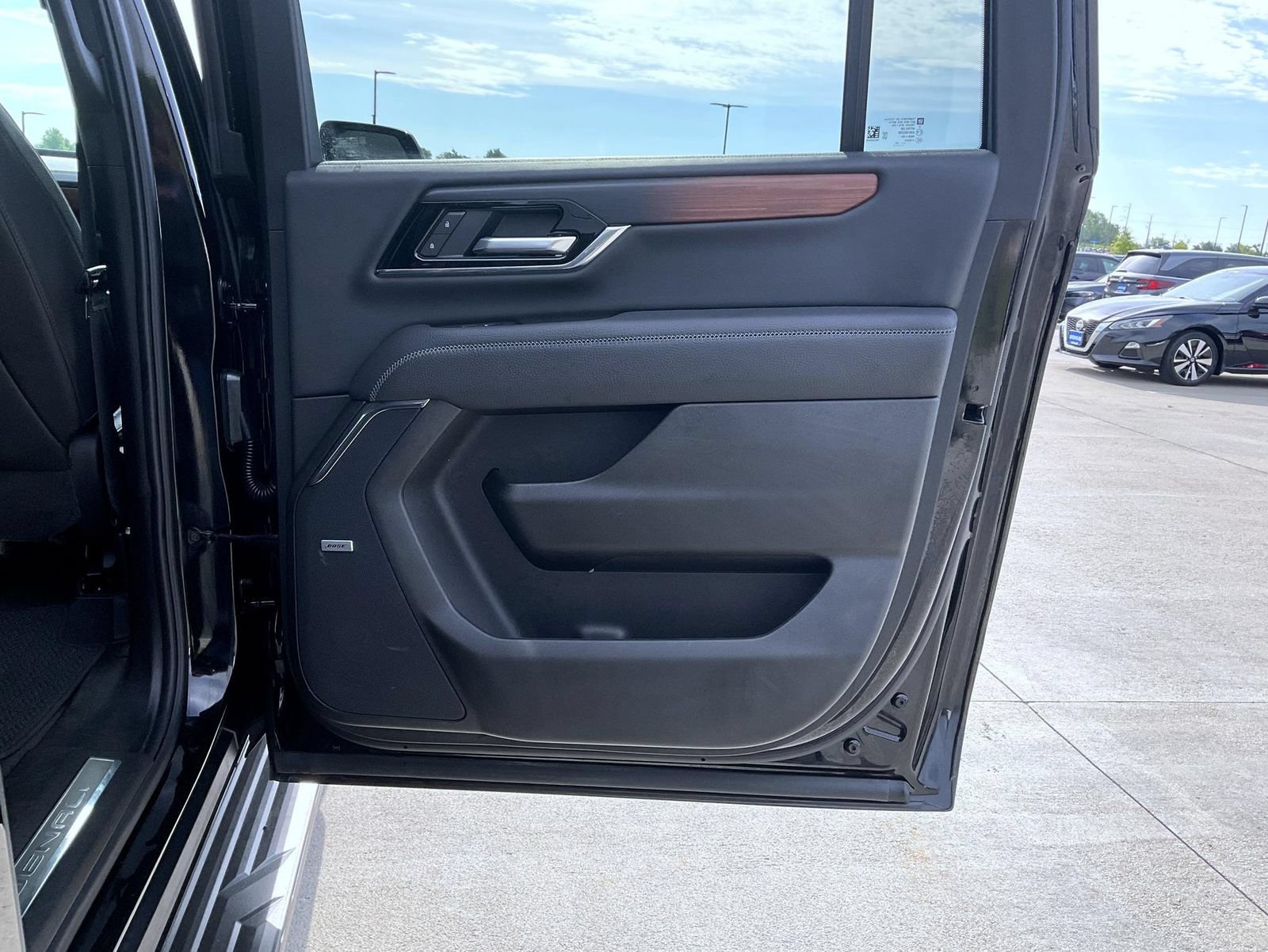 Used 2025 GMC Yukon XL Denali AWD/4WD image 17