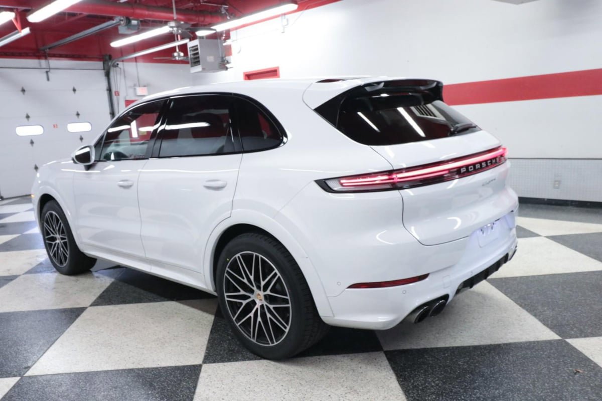 Used 2024 Porsche Cayenne AWD/4WD image 6