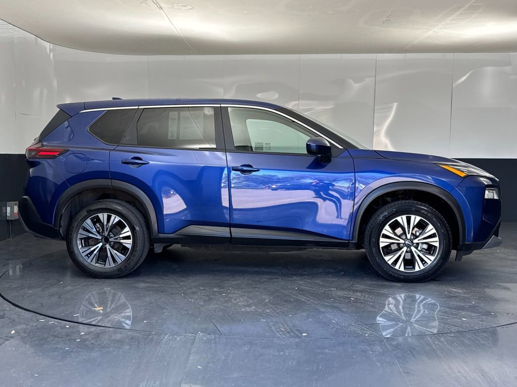 Used 2023 Nissan Rogue SV image 2
