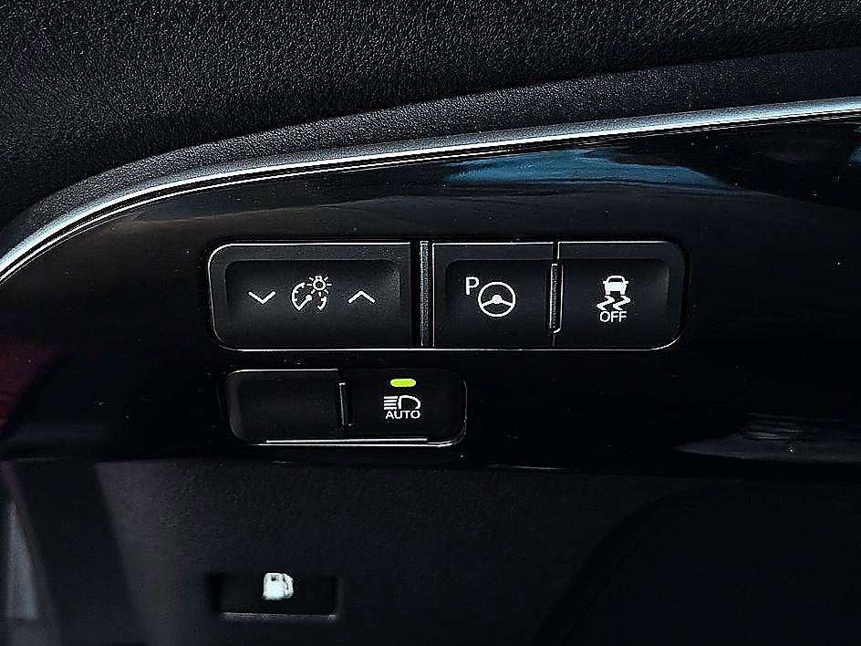 Used 2020 Toyota Prius LE AWD/4WD image 18