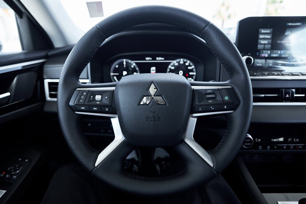 New 2025 Mitsubishi Outlander SE image 31