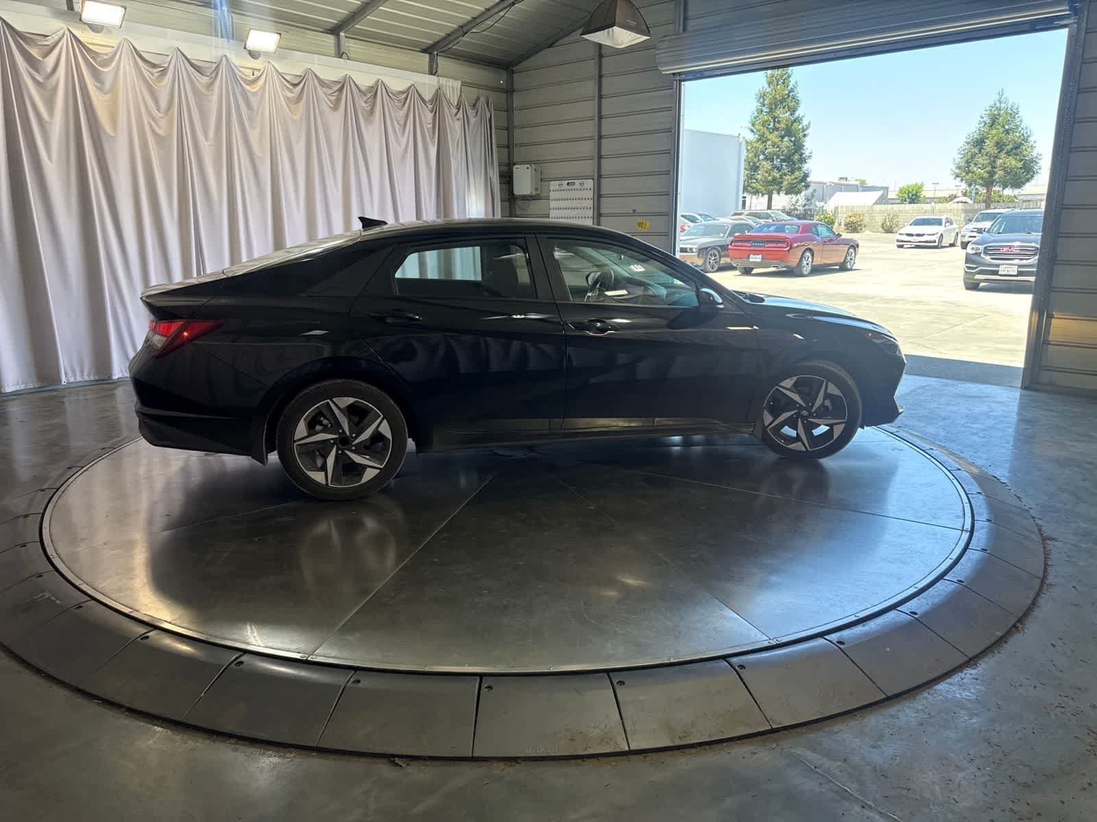 Used 2023 Hyundai Elantra SEL w/ Convenience Package FWD image 4