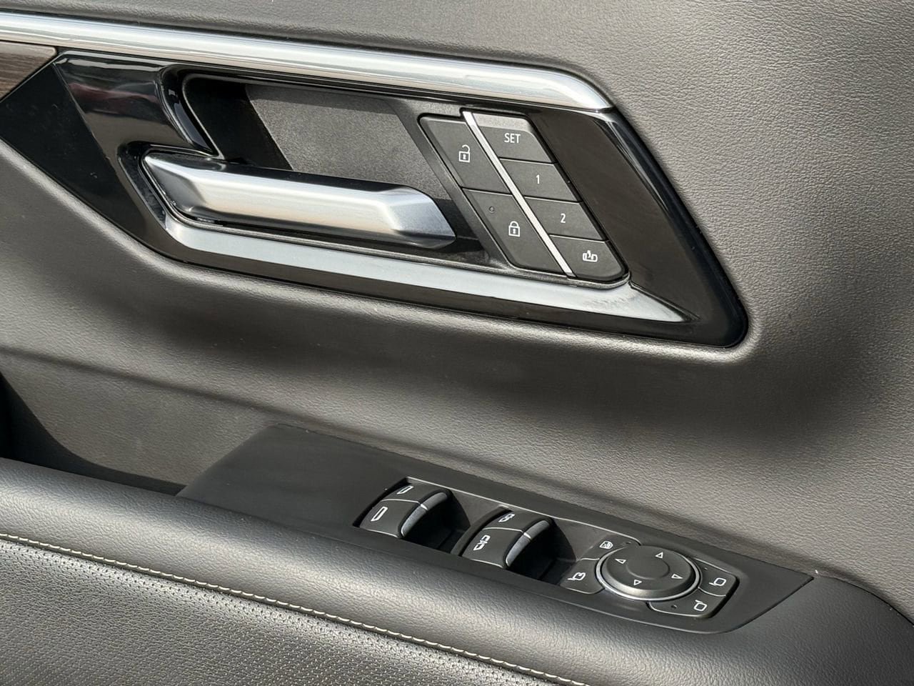 Certified 2025 Chevrolet Suburban Premier AWD/4WD image 18