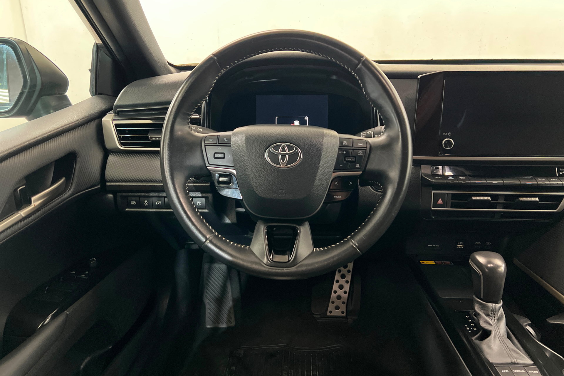 Used 2025 Toyota Camry SE FWD image 12
