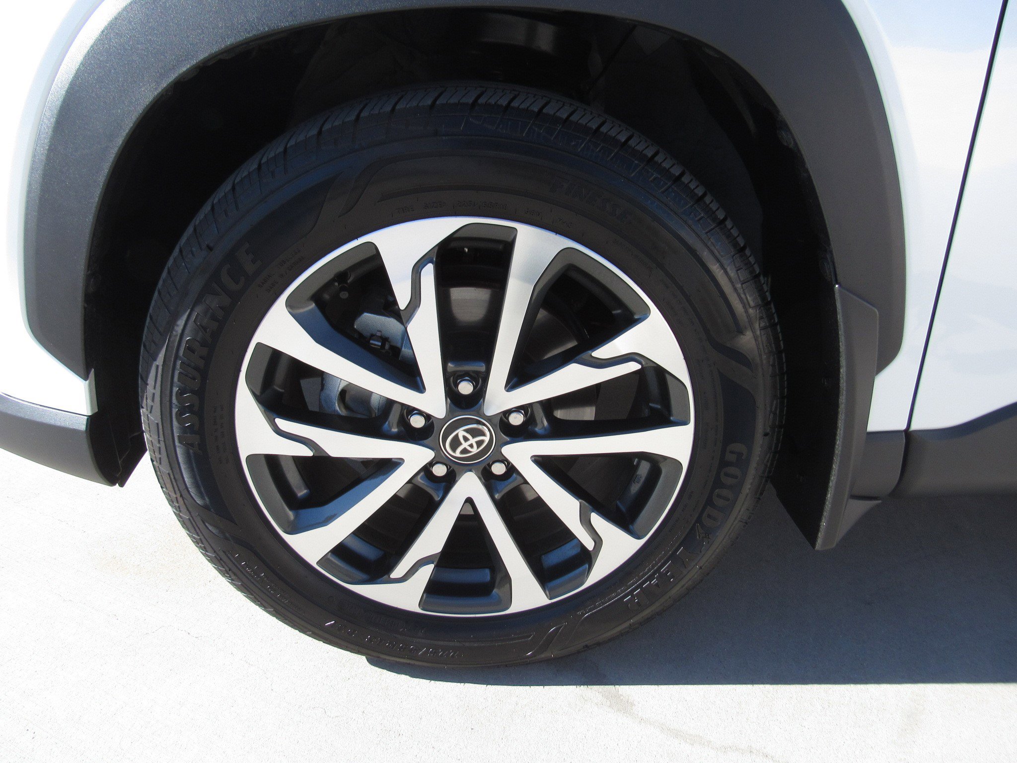 Used 2025 Toyota Corolla Cross XLE image 4