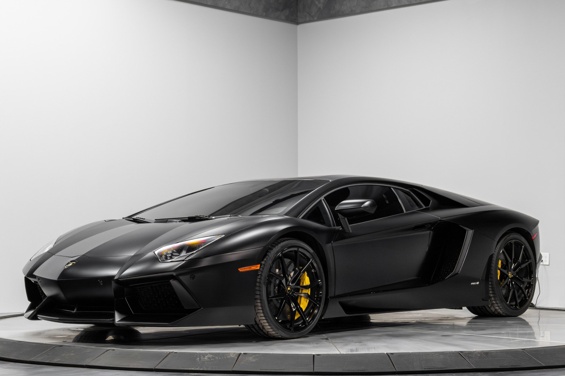 Used 2014 Lamborghini Aventador LP 700-4 image 2