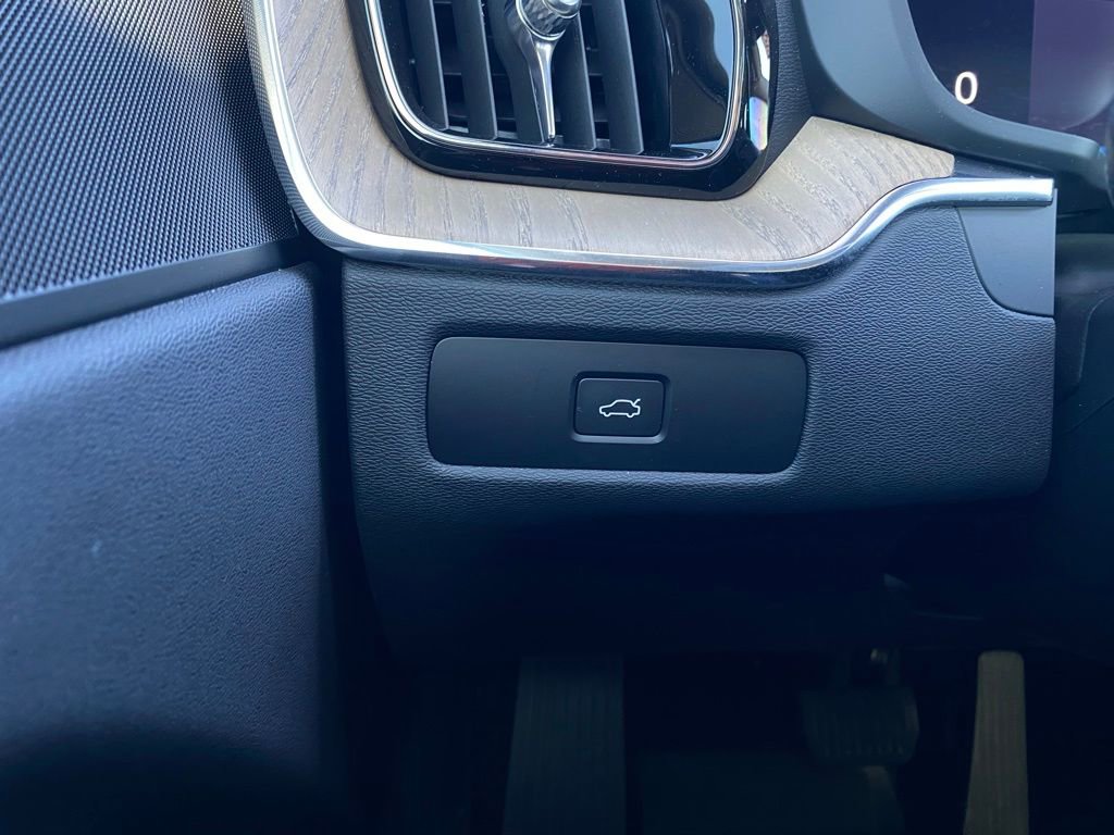 Used 2026 Volvo XC60 B5 Core w/ Protection Package Premier image 13