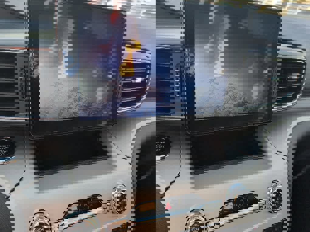 Used 2024 Ford Explorer XLT w/ Equipment Group 202A image 9