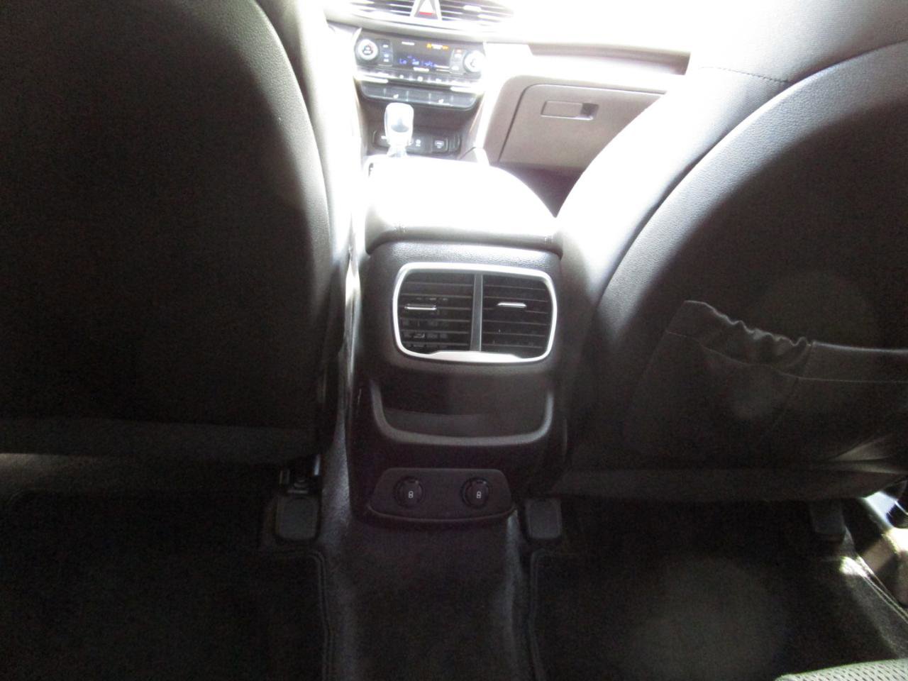Used 2019 Hyundai Santa Fe SEL FWD image 15