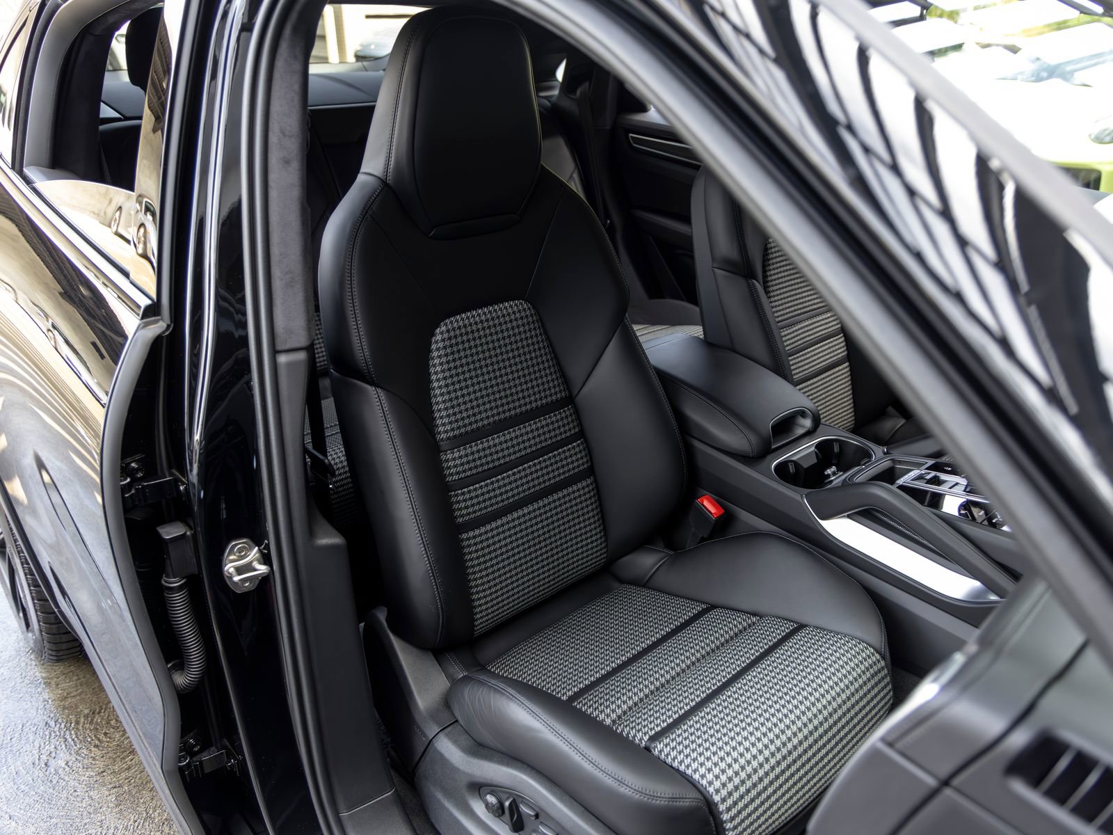 Certified 2023 Porsche Cayenne Turbo AWD/4WD image 58
