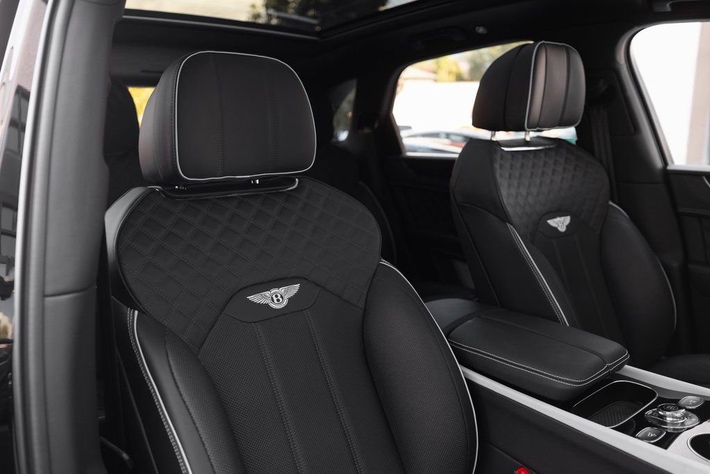 Used 2025 Bentley Bentayga AWD/4WD image 20