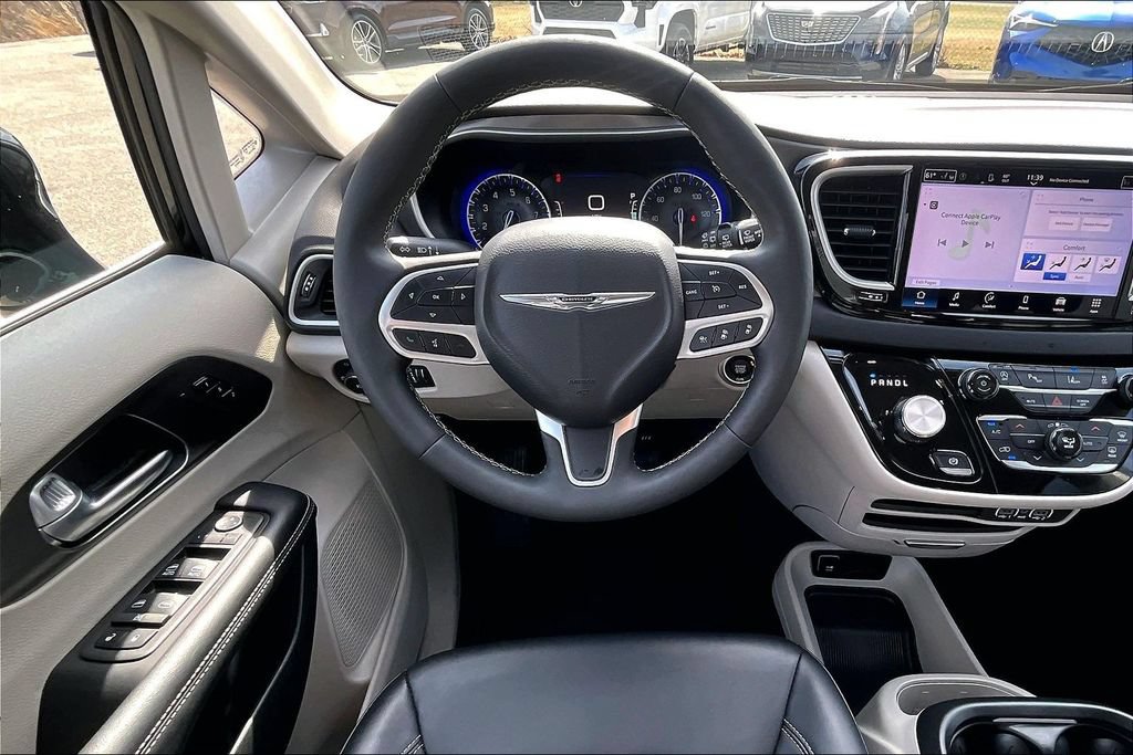Used 2024 Chrysler Pacifica Touring-L FWD image 7