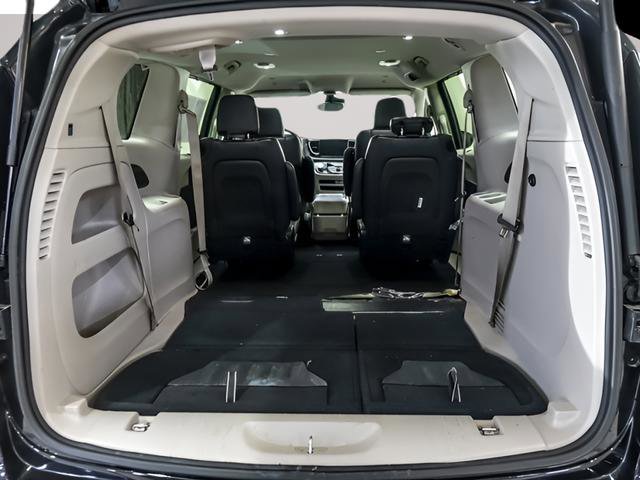 Used 2023 Chrysler Pacifica Touring-L image 26