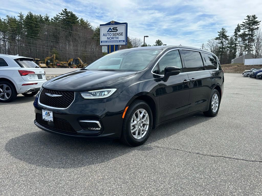 Used 2023 Chrysler Pacifica Touring-L FWD image 1