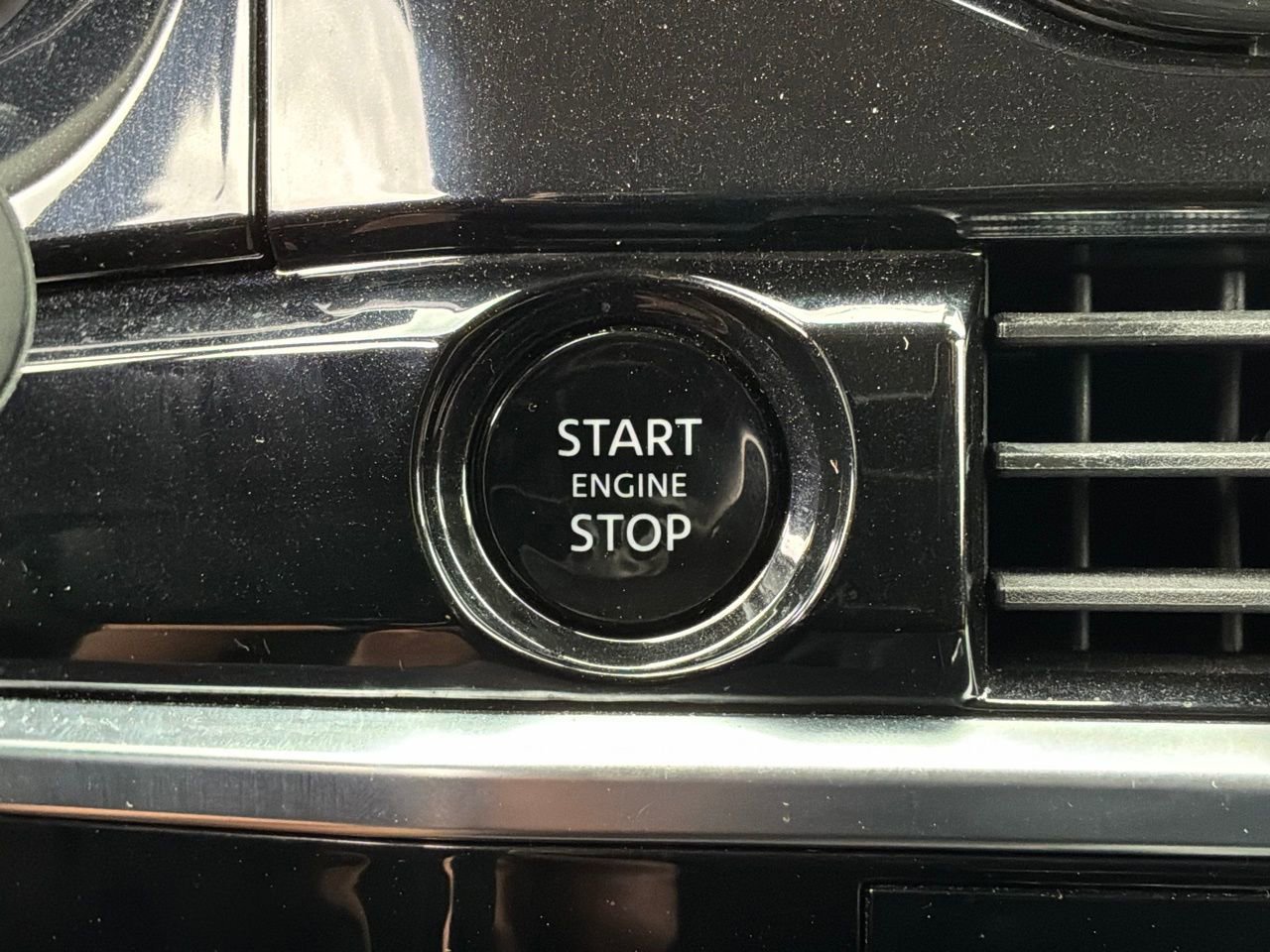 Used 2025 Nissan Pathfinder SV FWD image 31