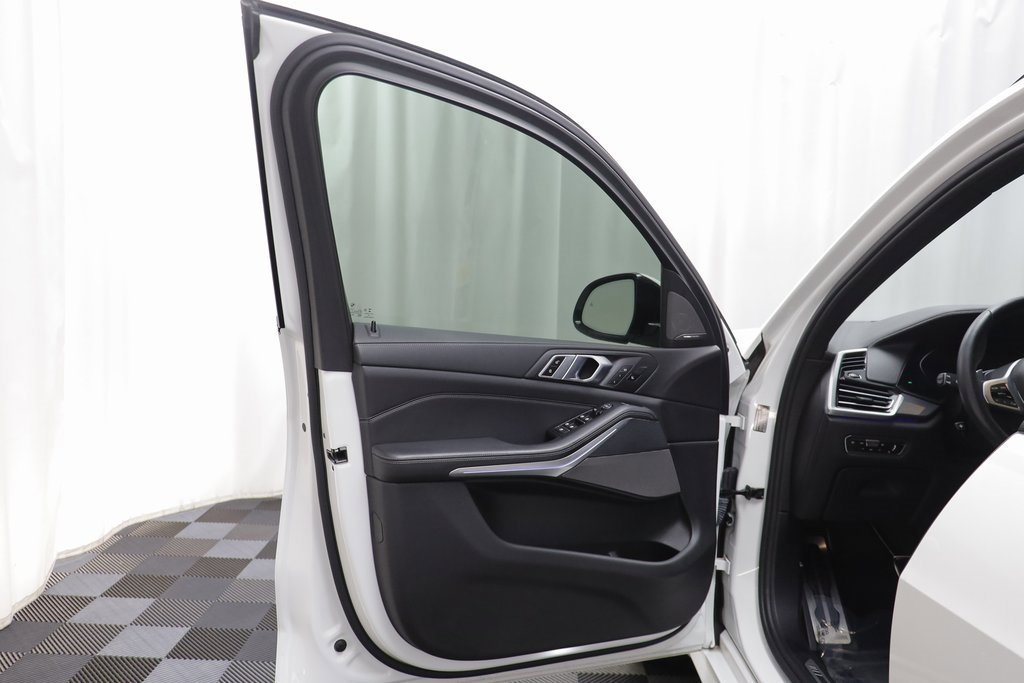 Used 2020 BMW X5 M50i w/ Premium Package image 4