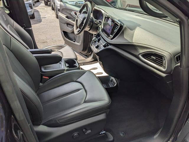 Used 2023 Chrysler Pacifica Touring-L w/ Uconnect Theater Family Group AWD/4WD image 16