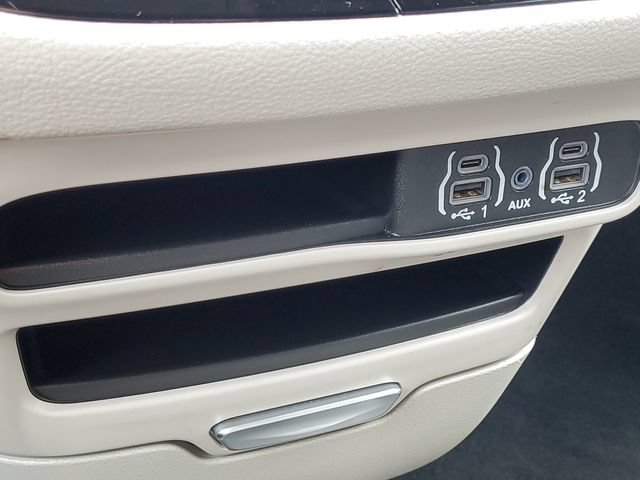 Used 2024 Chrysler Pacifica Limited FWD image 23