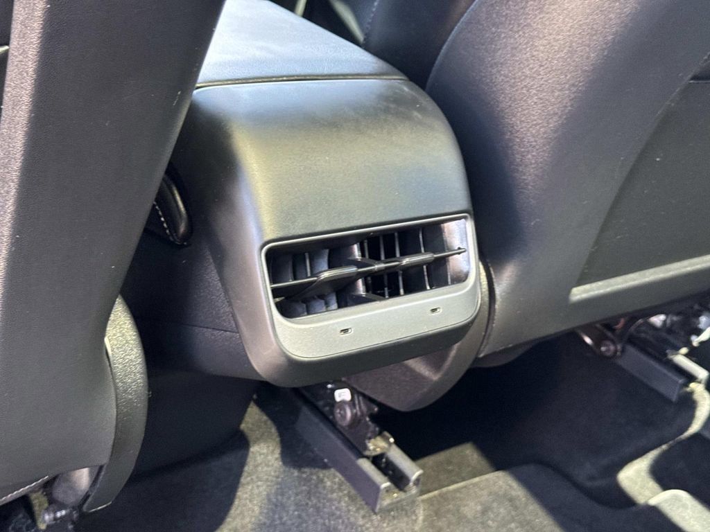 Used 2022 Tesla Model Y Long Range image 23