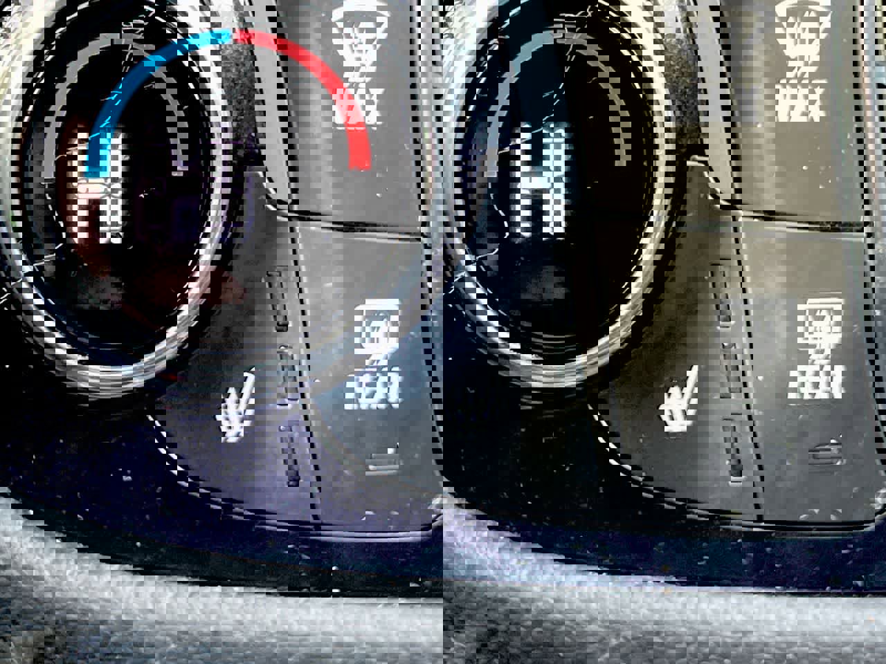 Used 2023 Chevrolet Equinox Premier image 24