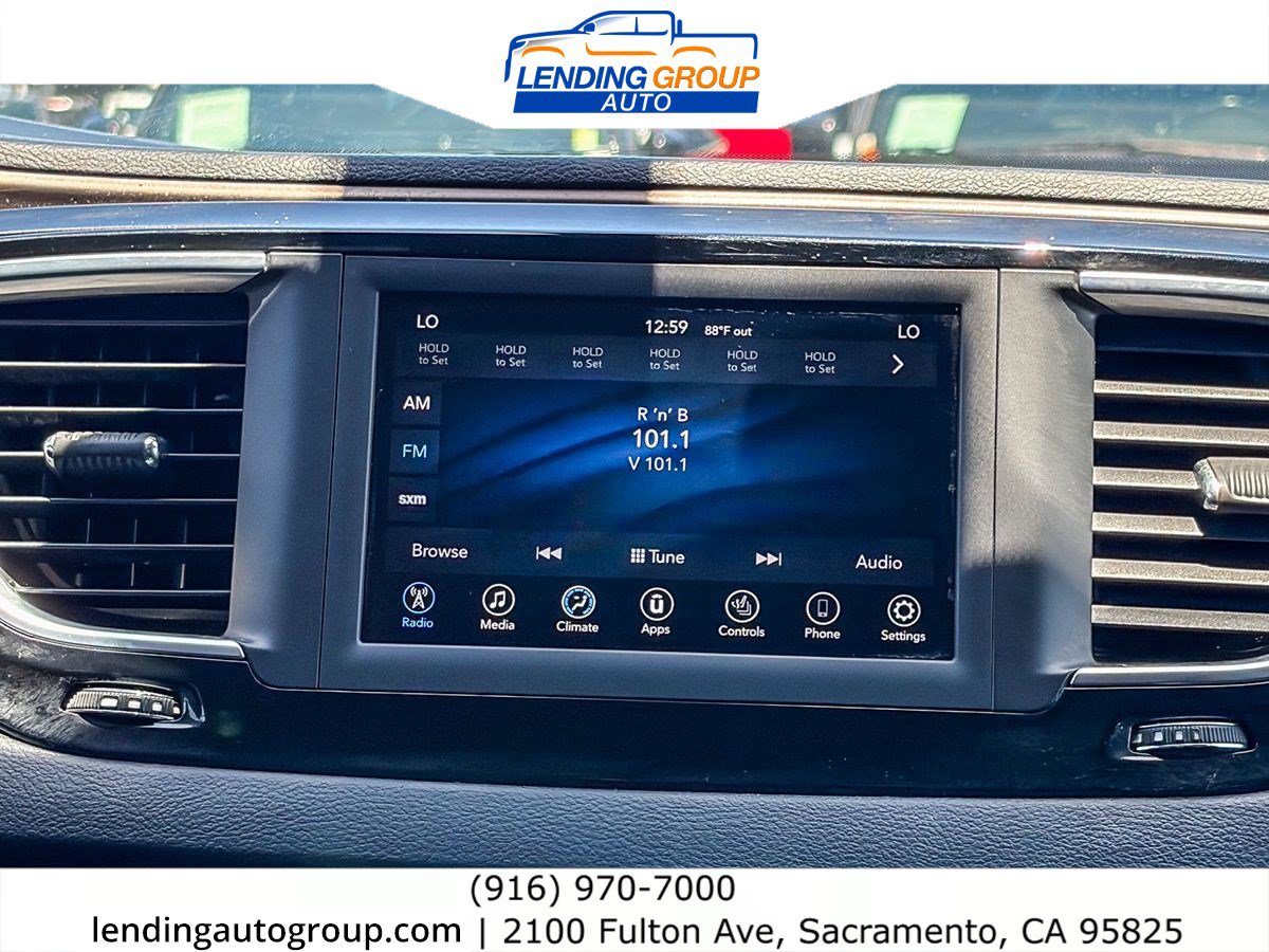 Used 2018 Chrysler Pacifica Touring-L FWD image 13