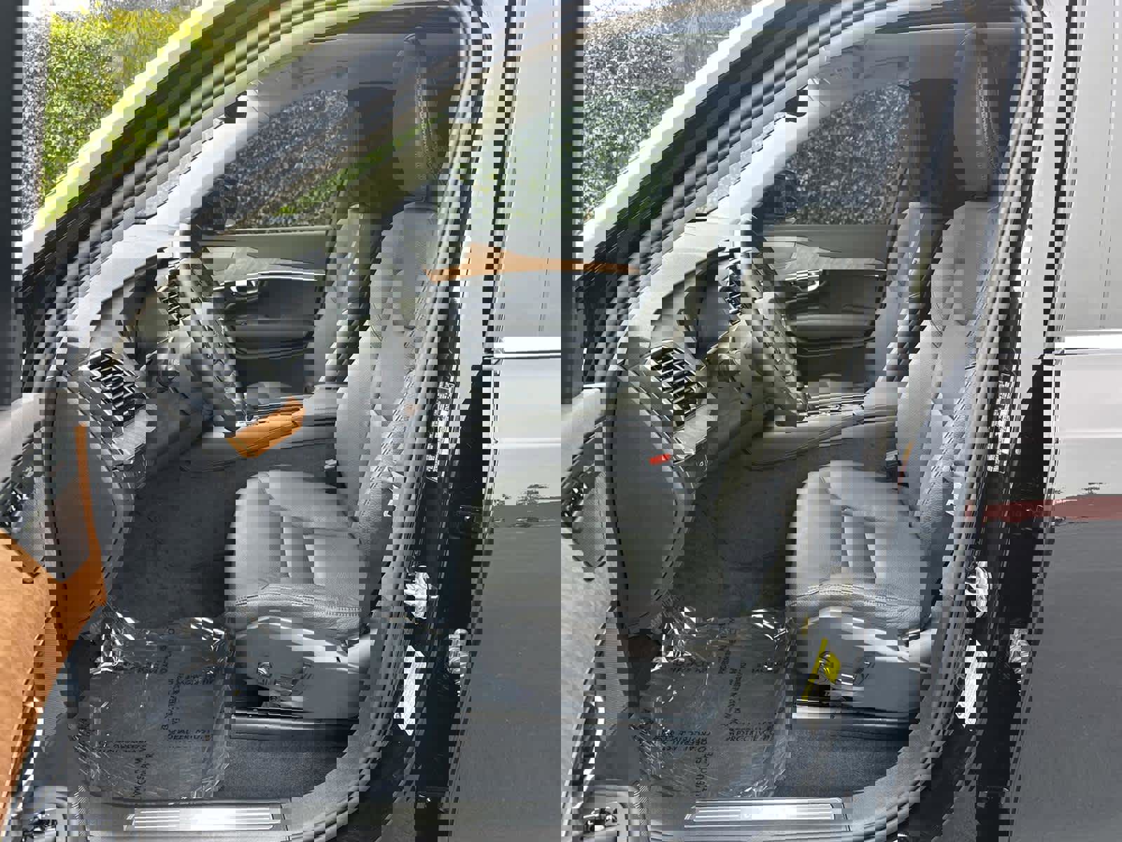 Used 2025 Volvo XC90 B6 Plus w/ Protection Package Premier image 10