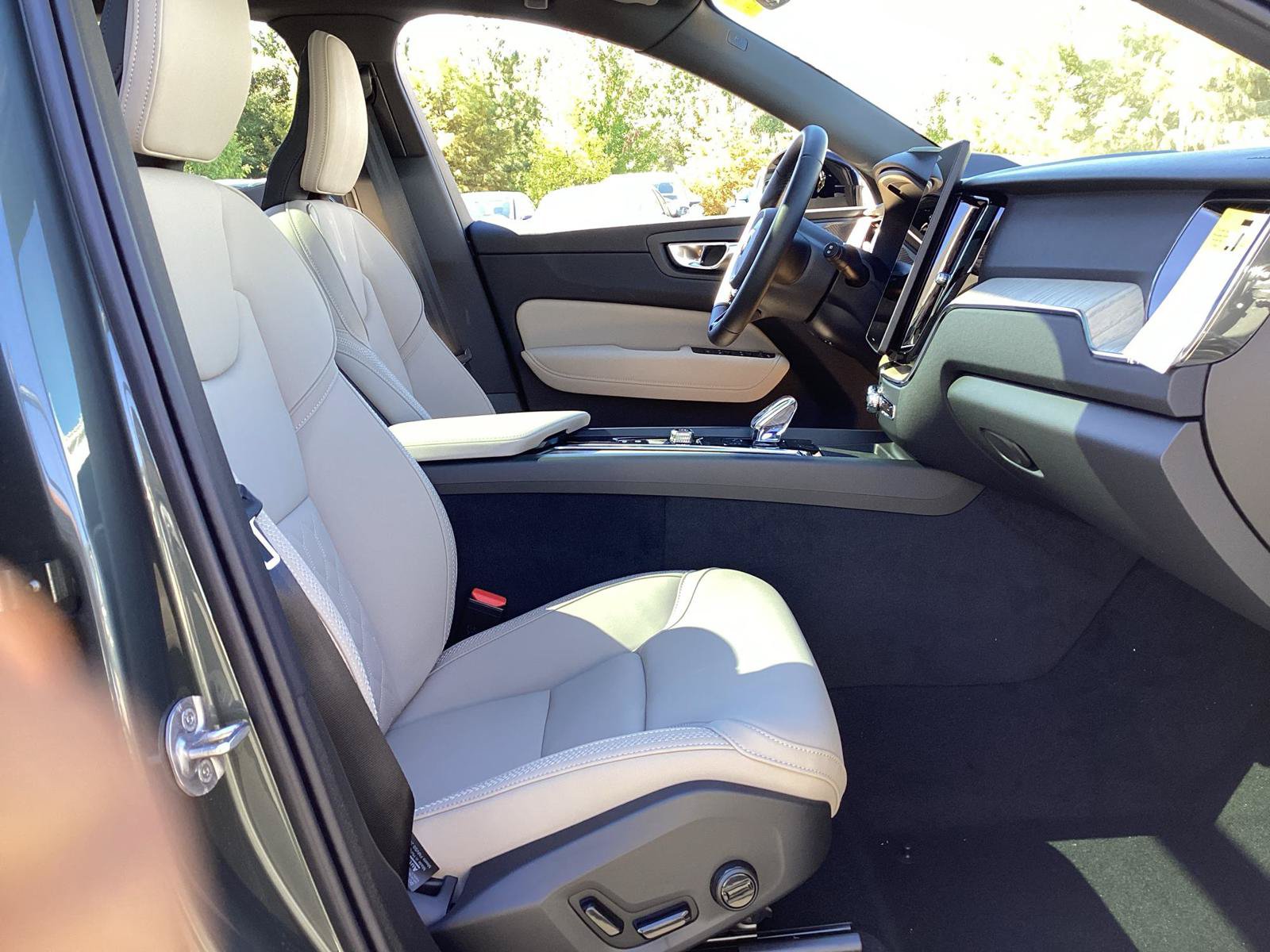 New 2027 Volvo XC60 B5 Plus AWD/4WD image 28
