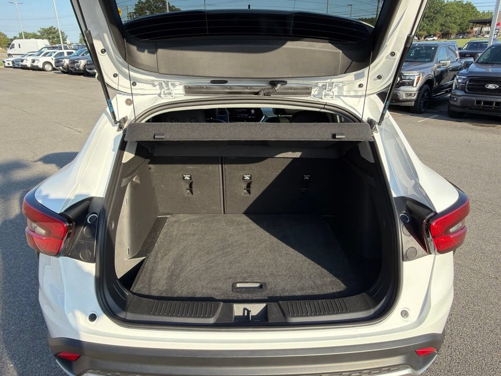 Used 2025 Chevrolet Trax LT FWD image 17