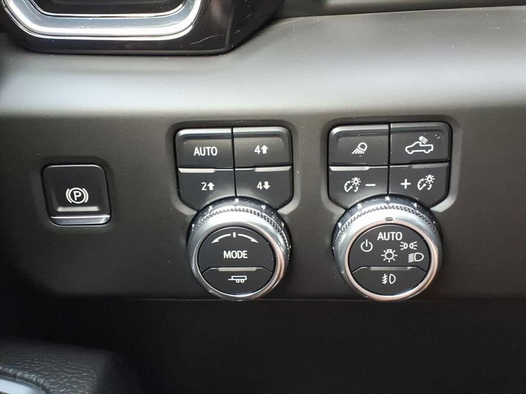 Used 2025 GMC Sierra 3500 Denali w/ Technology Package AWD/4WD image 12
