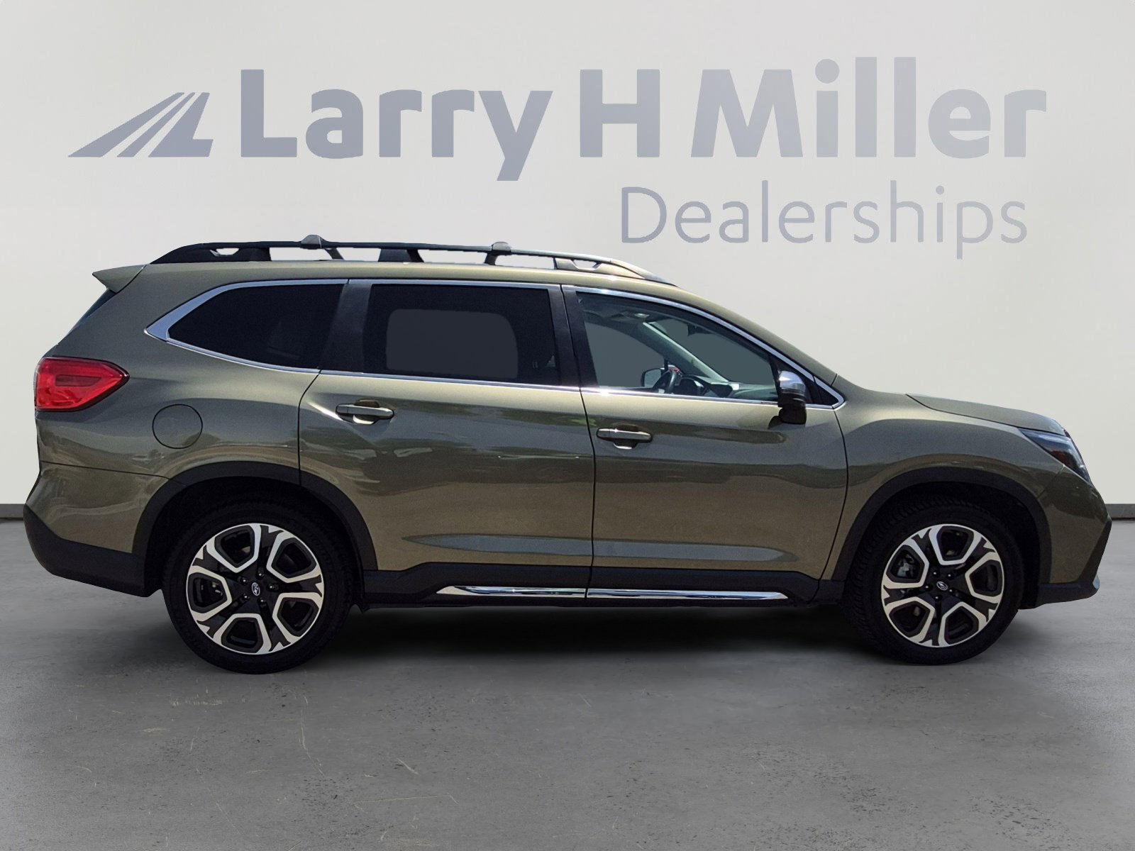 Used 2023 Subaru Ascent Limited w/ Technology Package AWD/4WD image 6