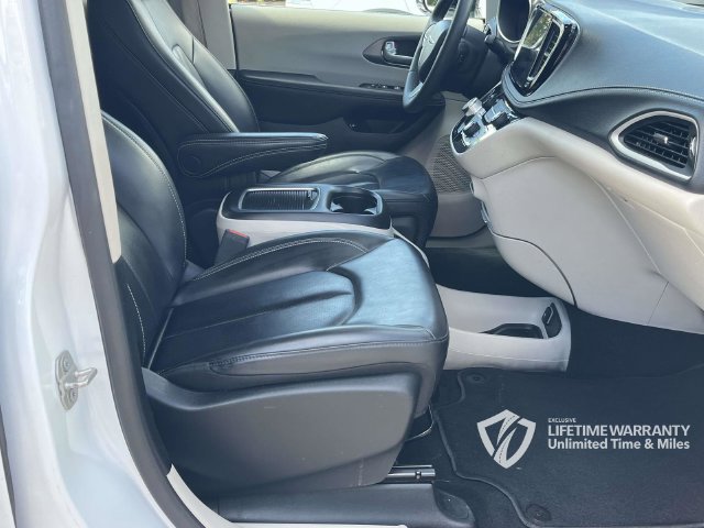 Used 2024 Chrysler Pacifica Limited FWD image 27