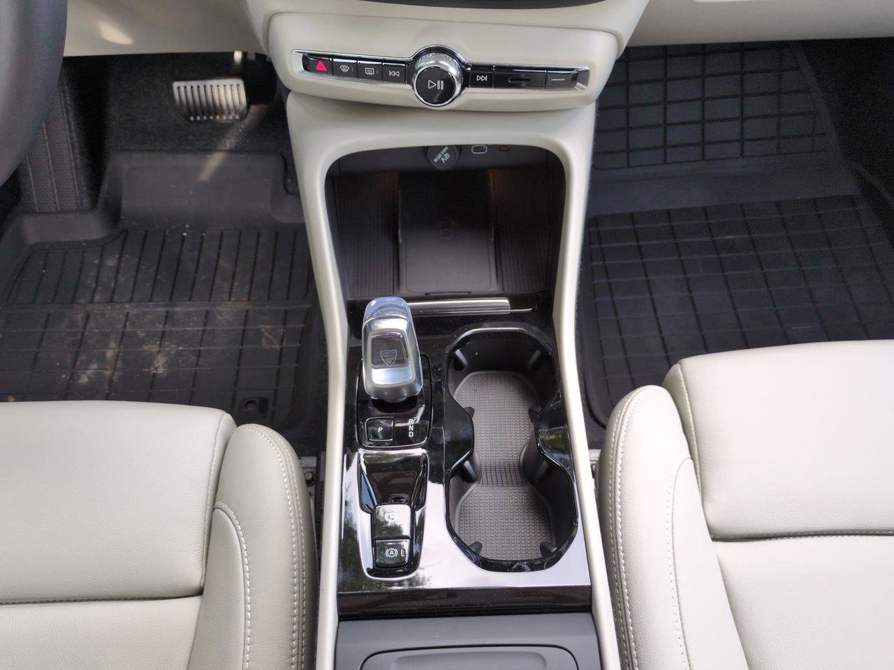 New 2025 Volvo XC40 B5 Plus w/ Protection Package Premier image 15