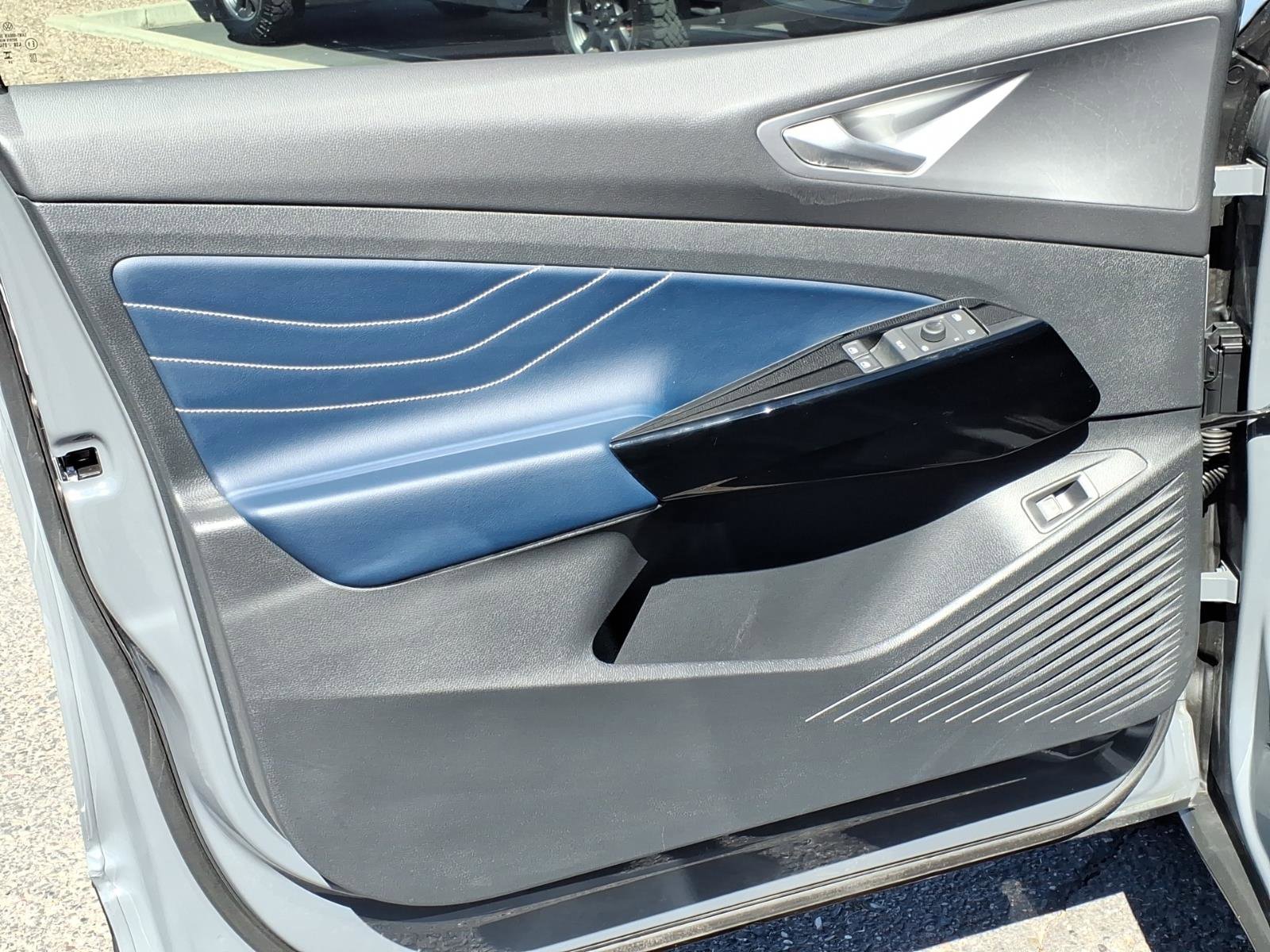 Certified 2025 Volkswagen ID.4 Pro S w/ ID.4 Black Package image 17