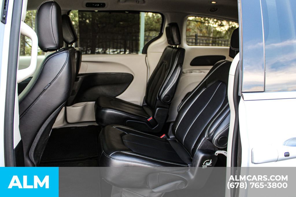 Used 2024 Chrysler Pacifica Touring-L image 18