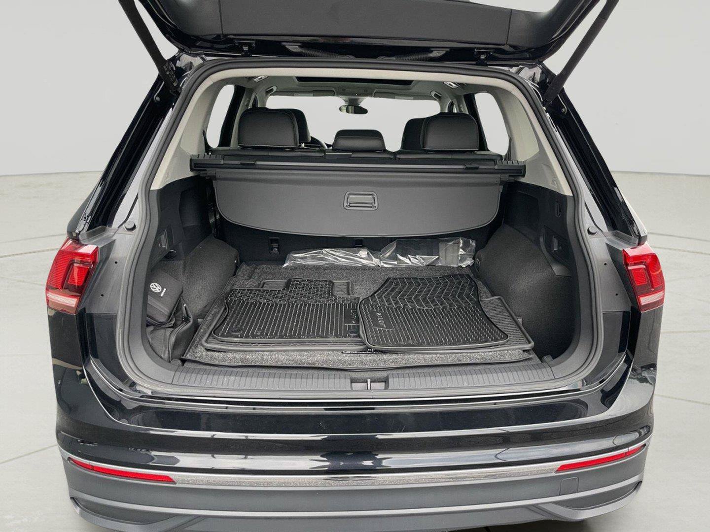 Used 2024 Volkswagen Tiguan SE w/ Panoramic Sunroof Package AWD/4WD image 9