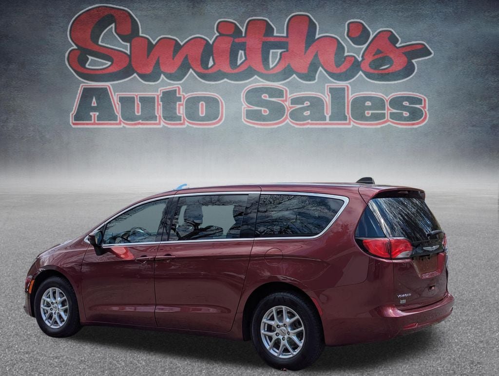 Used 2023 Chrysler Voyager LX FWD image 4